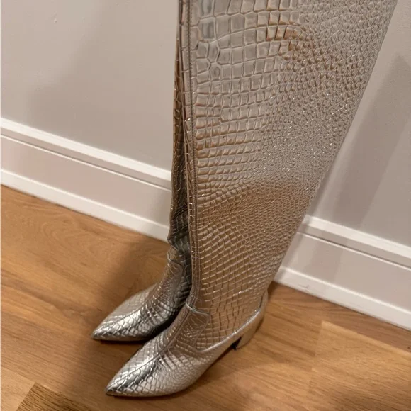Marc Fisher Silver Snakeskin Knee-High Boots – Size 6
🔥🔥🔥 festival vibes - Picture 4 of 13
